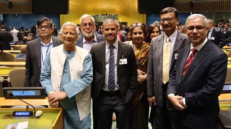 প্রধান উপদেষ্টার সফরে ১০৪ জন, সফরসঙ্গীর বড় তালিকা নিয়ে প্রশ্ন